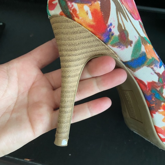 Floral Heels - Picture 2 of 3